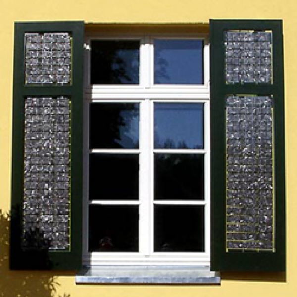 Solarer fensterladen